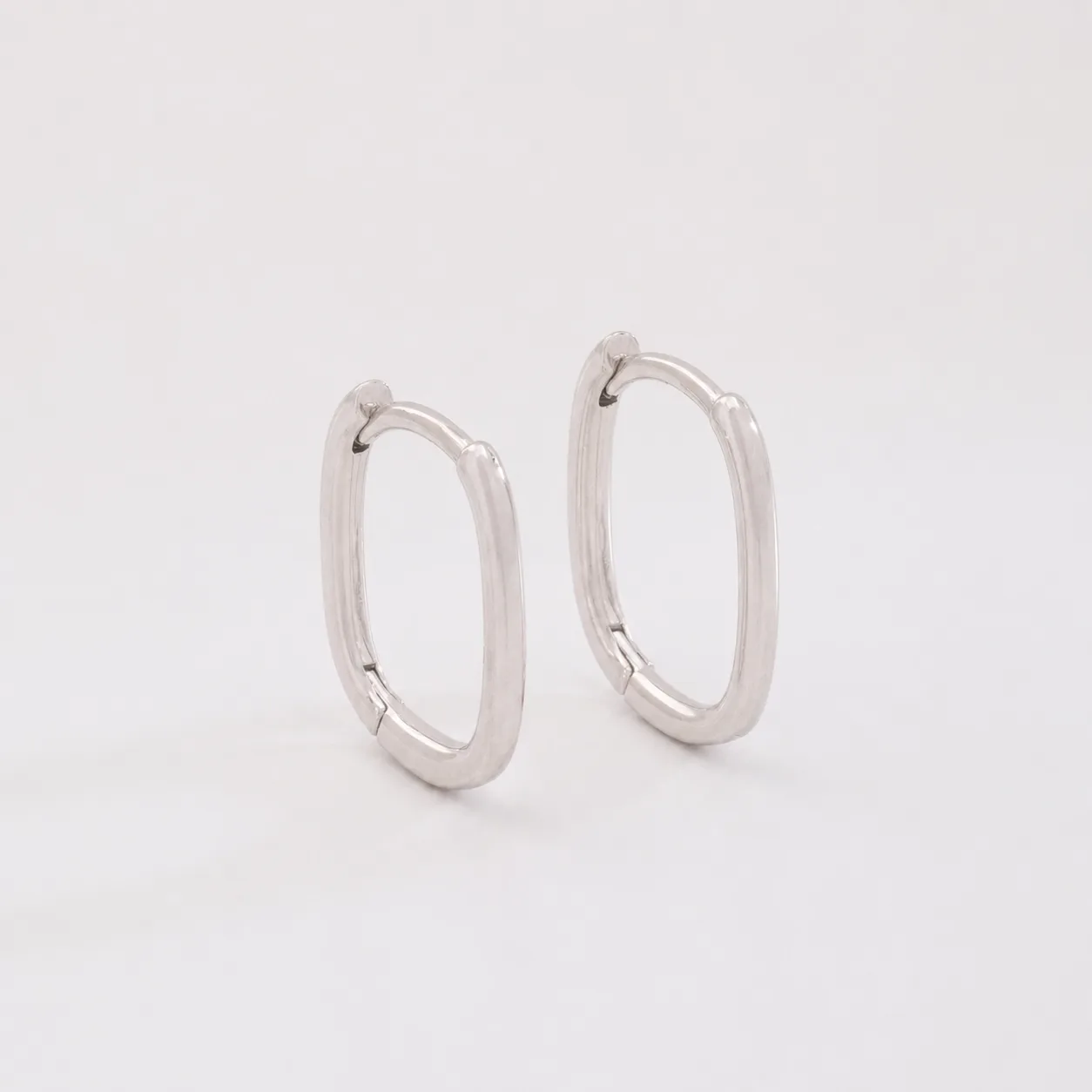 Brinco Square Soft 14 mm Ródio Branco